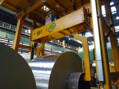 Telescopic tongs for handling steel coils